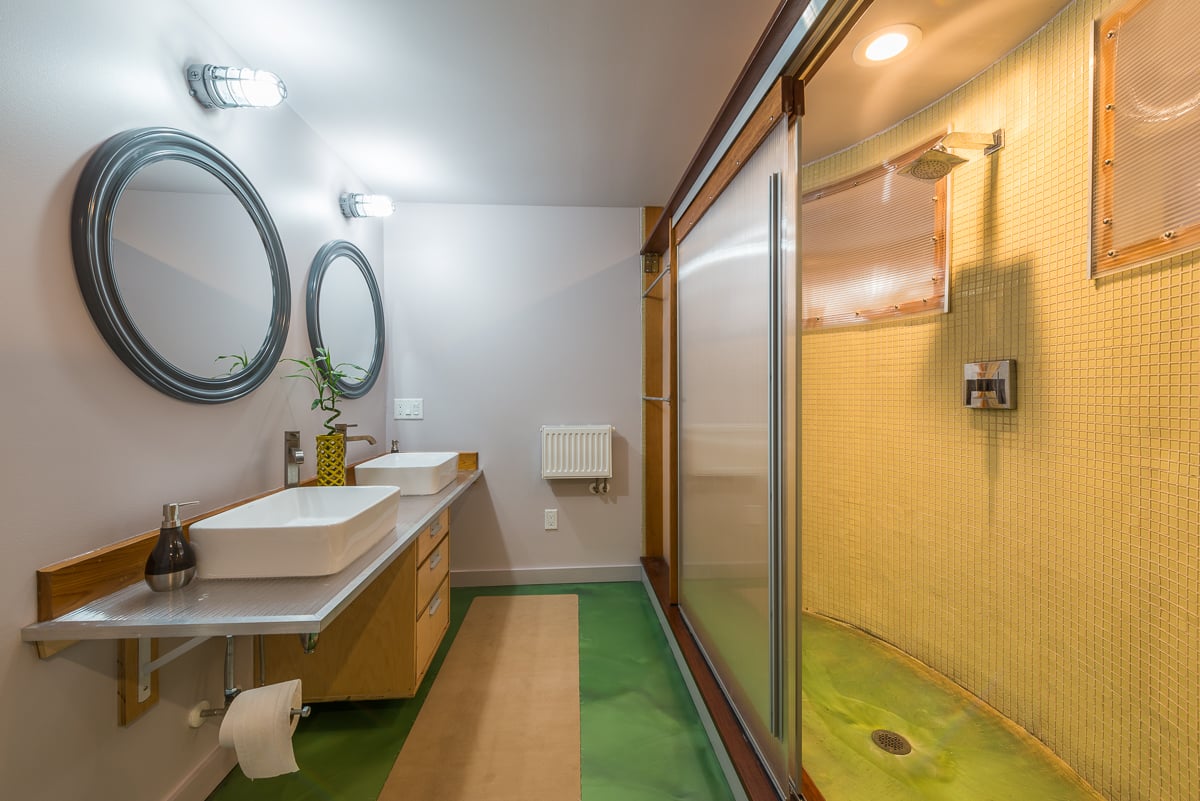 主浴室里有一个有充足空间的淋浴间和双水槽。不锈钢台面是另一种外观。