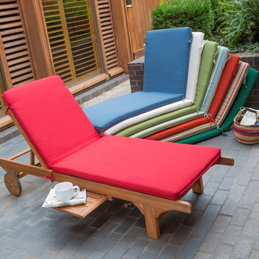 带露台的躺椅一般都建在木头或柳条框架上，有可拆卸的缓冲垫，以便在天气不佳时储存。它们通常有可调节的背部高度，可能还包括饮料架或杯托等功能。