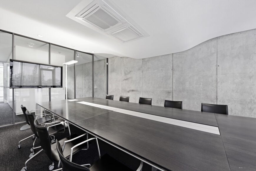 在整个办公室中，裸露的混凝土与鲜明的白色和黑色色调搭配，形成柔和的外观。大面积的玻璃可以提供开阔、透气的外观。