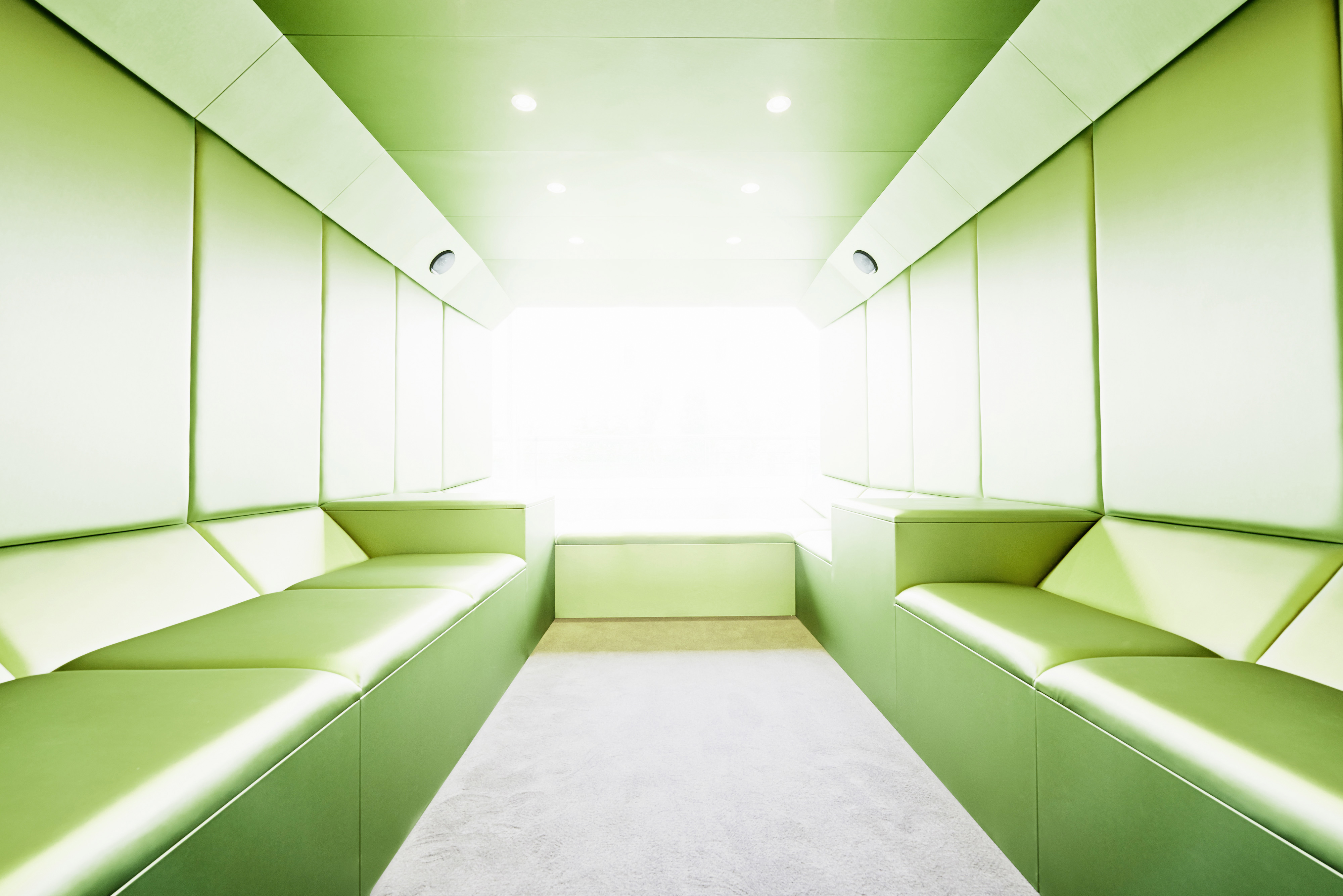休息室内部包裹着石灰绿色的皮革缓冲垫，在进入空间时产生一种淡淡的色彩。