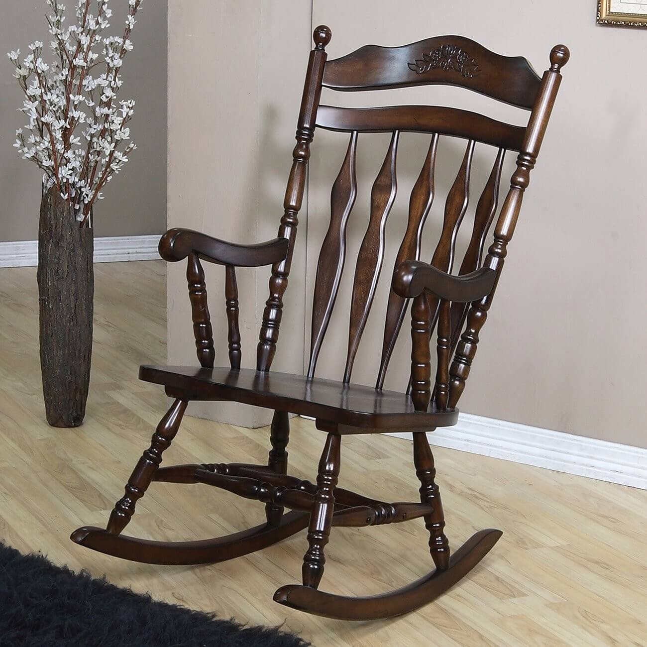 传统摇椅的特点是实木框架，扶手和雕刻的细节。我们的例子在主要的背面有一个细丝雕刻。