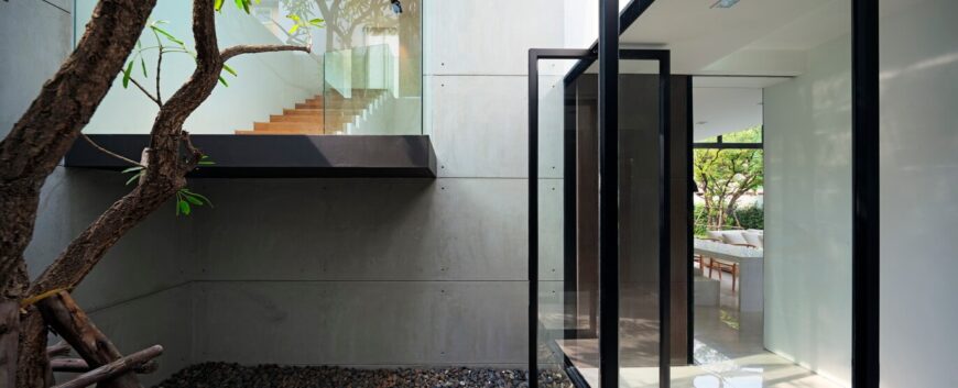 纤细的黑色金属框架和大量使用的玻璃真的打开了视觉上的家，允许自然和光滑的现代元素的混合。