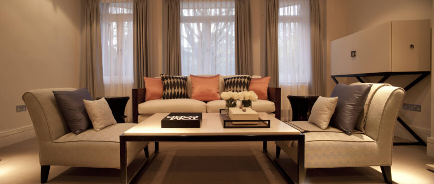 客厅，由Roselind Wilson Design设计的棕褐色墙壁、窗帘和家具