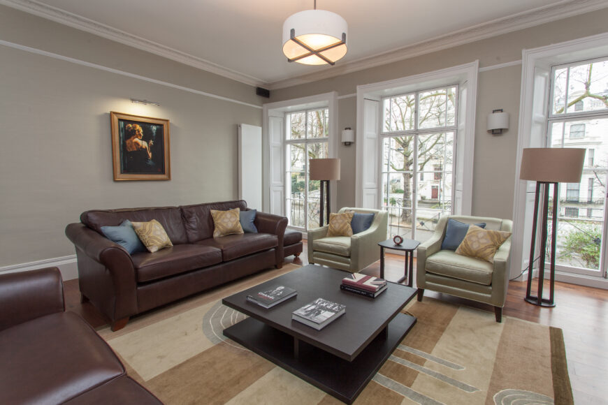 舒适的客厅在宽敞的城市公寓由Roselind Wilson设计