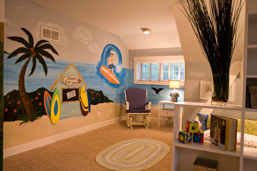 接下来，我们搬到一间孩子们的卧室，墙上装饰着冲浪壁画。右边是立方体的架子。