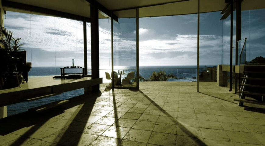 随着玻璃板的打开，客厅可以与临海的外部共享室外空气。