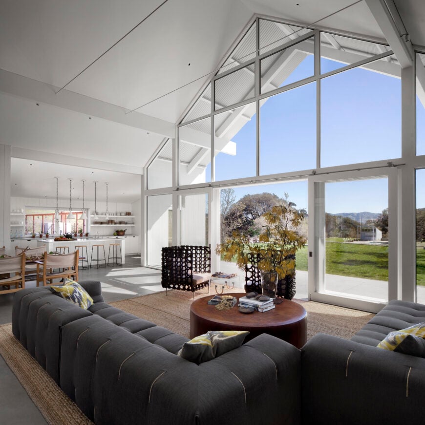 住宅的中央开放式设计主体位于通高玻璃板下的宽敞客厅，允许广阔的视野和室内外视觉空间的融合。大型滑动板允许新鲜空气和完全进入露台。