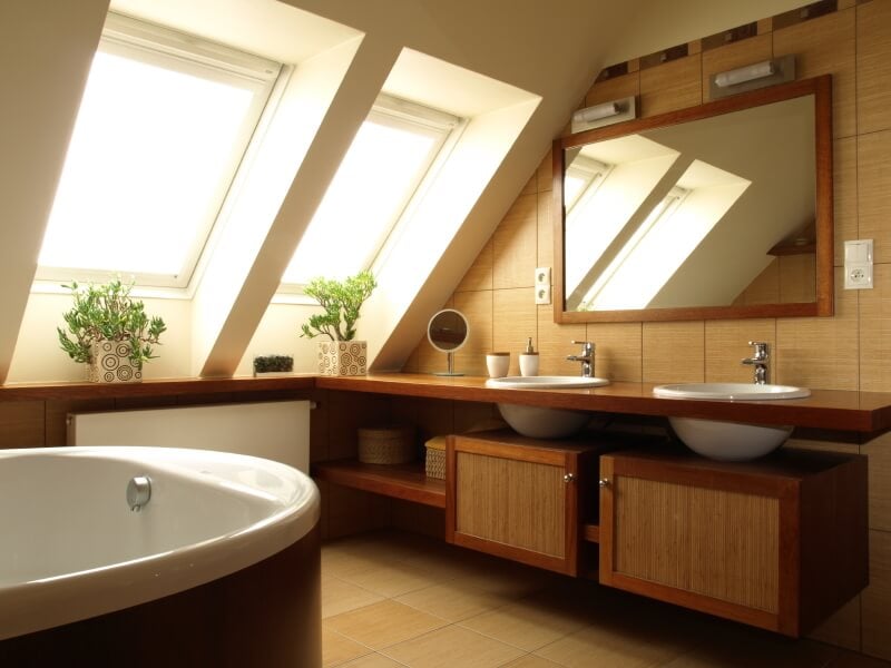 仔细观察上面浴室的梳妆台，可以看到男女洗手池中央的大镜子。