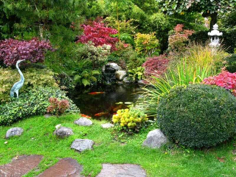 另一幅日本花园的景色，石灯和小路上的苍鹭。当游客走过宁静的景色时，景色也随之变化。