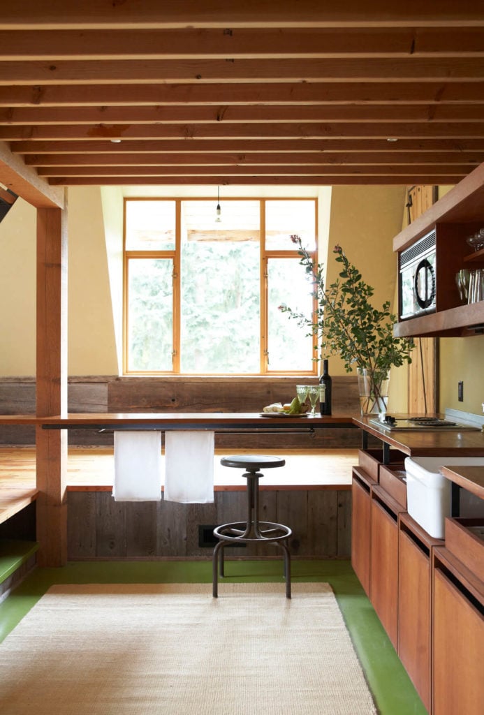 公寓的小，但开放和高效的厨房充满了流畅的线条和拉出抽屉作为存储解决方案。