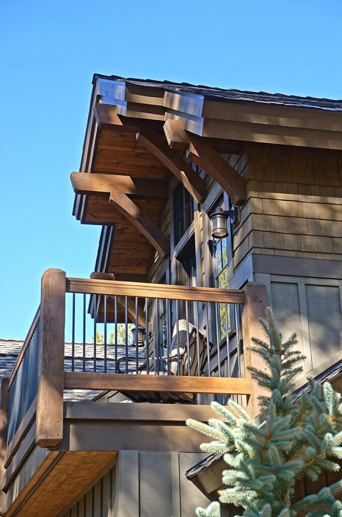 从外部俯瞰后院的阳台，可以更好地显示阳台的大小和木铁栏杆。