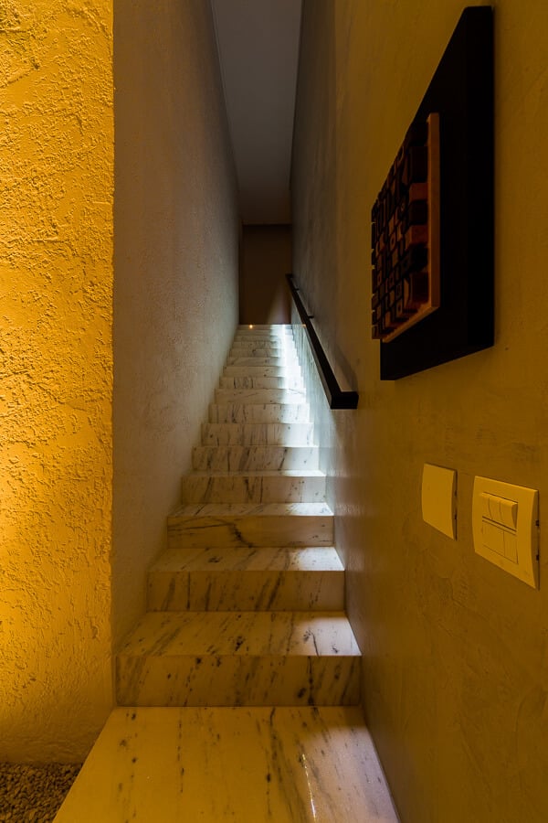 这是主大理石楼梯的第二幅图，整齐地将房子一分为二。