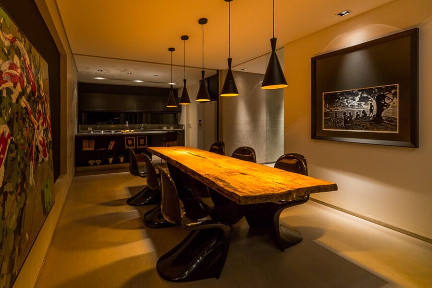 餐厅由大型壁挂式艺术品和长长的天然木桌界定，这一主题已经在客厅中出现。