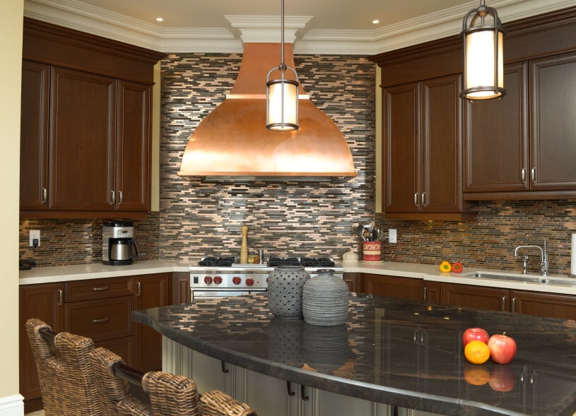 另看上面的厨房，要特别注意灶台上方的铜质排气罩。
