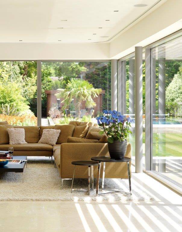 阳光房的布置就像传统的室内客厅一样，有大而无缝的落地窗，让居住者可以享受温暖的阳光和花园风景。
