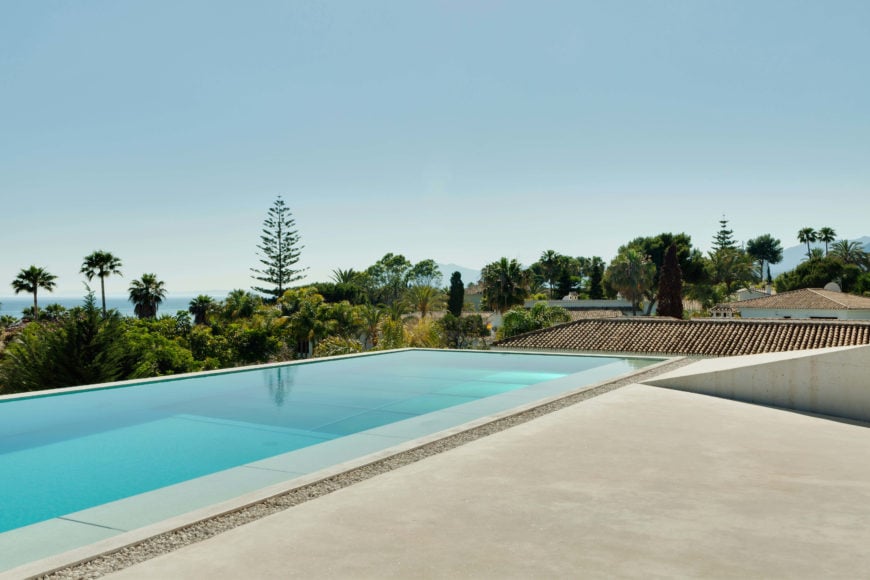 在这里，我们可以看到屋顶游泳池提供的广阔的海滨景观。