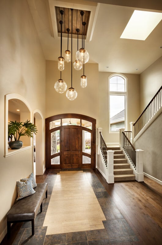 住宅的入口是硬木和瓷砖。楼梯有两段很紧的楼梯通往上层。前门的侧灯和横梁给人一种比实际大得多的错觉。