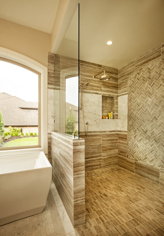 仔细观察淋浴间，可以发现淋浴间的大小，以及后墙上的人字形瓷砖图案。
