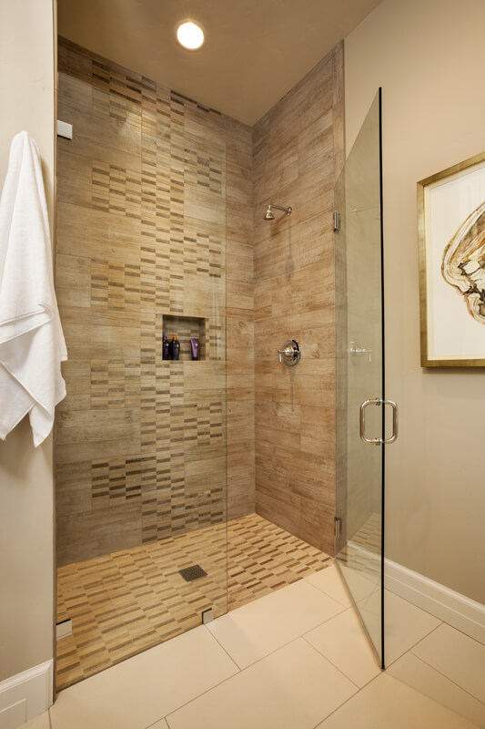客用浴室有一间带玻璃门的石瓦淋浴间。浴室是温暖的中性米色。