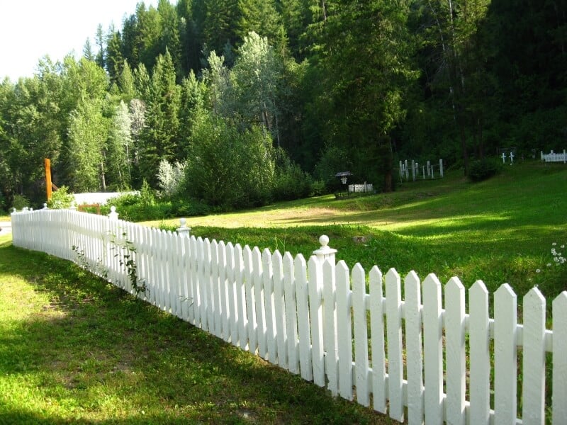 在乡间用作墓地周围的尖桩篱笆
