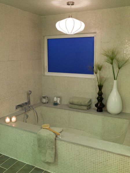 主浴室的另一侧是一个巨大的瓷砖封闭浴缸。后边缘是内衬额外的毛巾和一些装饰性的口音。