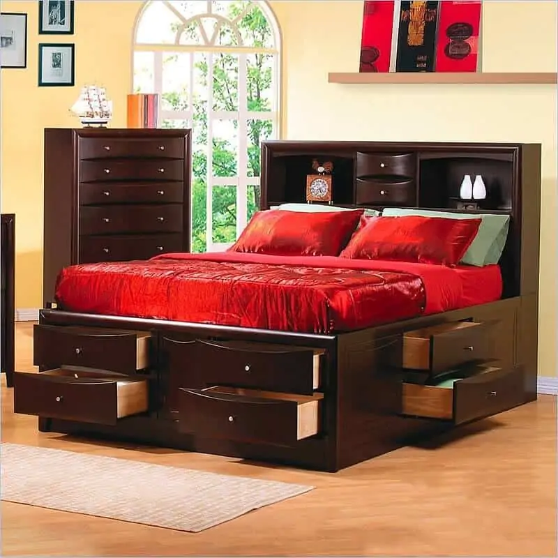 一个优雅的现代床上干净的线条和宽敞的存储。的书柜床头板有两个额外的抽屉felt-lined珠宝或其他贵重物品。床下有两个抽屉两侧和另外四块。