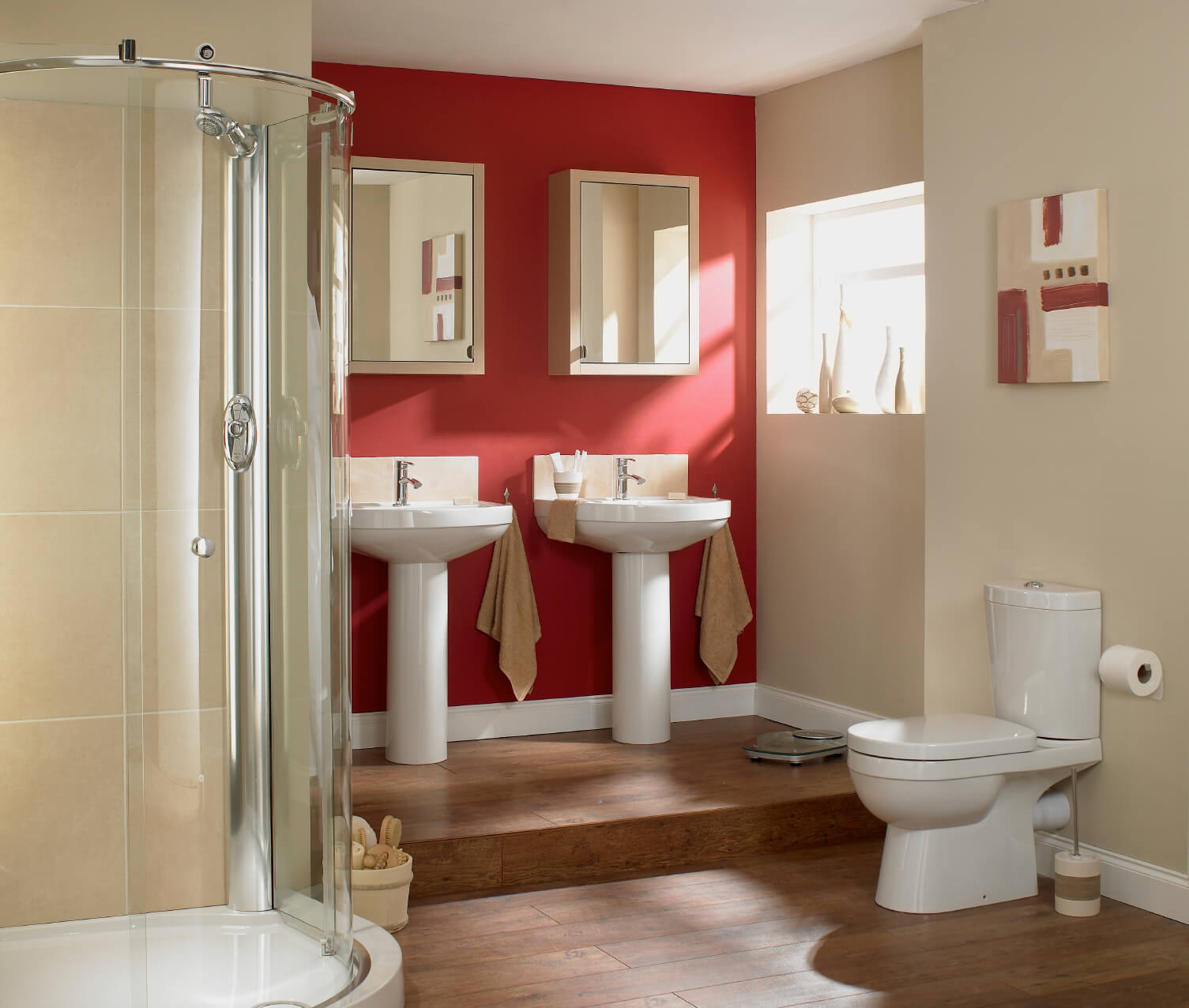 主浴室以红墙和硬木地板为特色。它还设有两个基座水槽和一间开放式淋浴房。