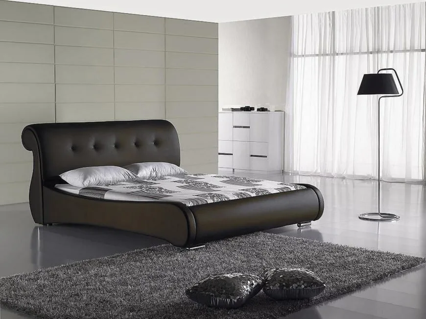 气举存储床上与一个优雅的黑色塑料弯曲的床头板button-tufting细节。这张床不需要一盒弹簧。气举的结果存储是一个圆滑的设计,没有隐藏存储指示的潜力。