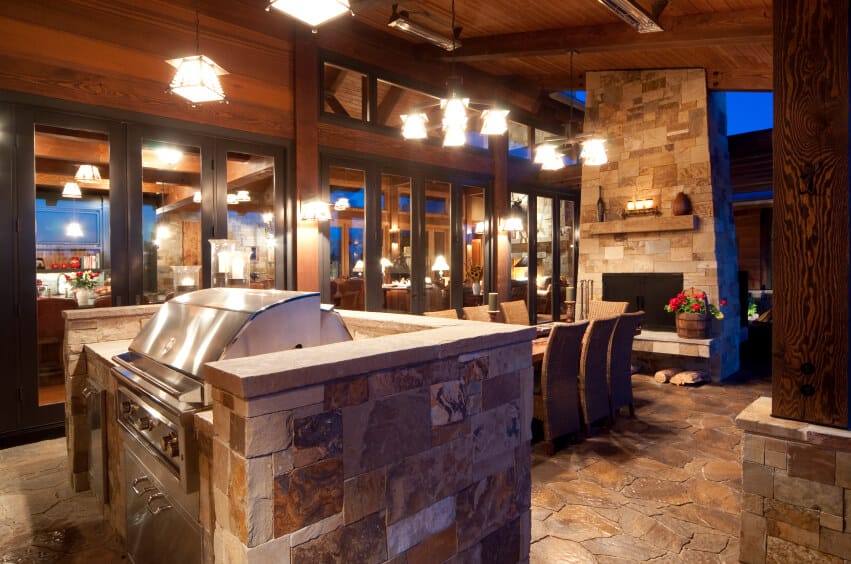 作为一个较小的石头庭院，布局是非常重要的。厨房和室外餐厅的结合，在远端的一个巨大的屏蔽燃木壁炉，充分利用了有限的空间，让功能流动在一起。大的配套灯使这个空间在夜晚保持良好的照明。
