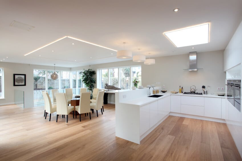 这个全白色的厨房是令人难以置信的现代和优雅。厨房上方的天窗是这个别致房间的主要光源。