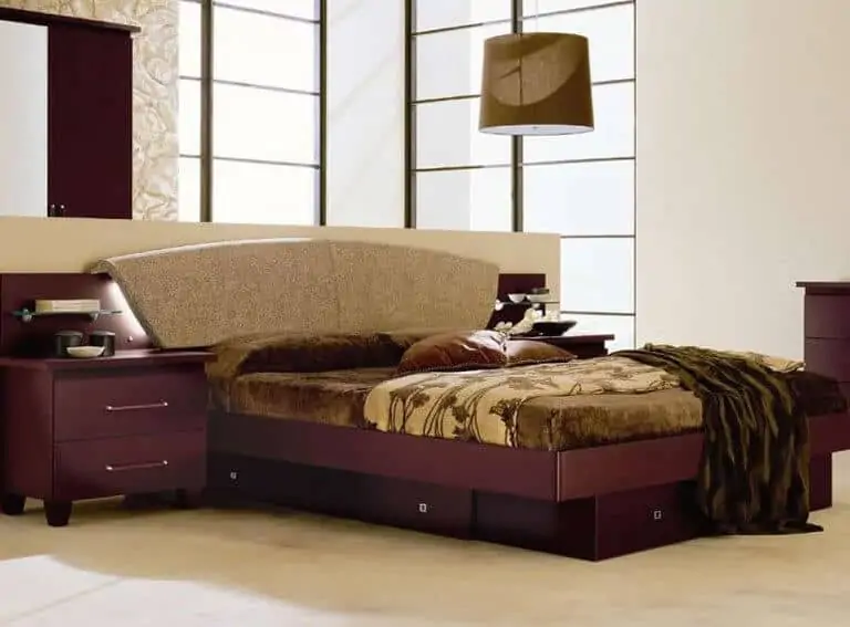 一个优雅的木质床框架在一个富有的深红色的漆和意大利皮革口音与抽屉下的主要平台。