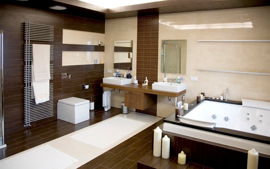 宽敞的主浴室设有一对水槽和一个大浴缸，以及硬木地板和墙壁。