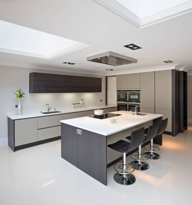 这是这个别致的厨房的另一个视角，在这里我们可以看到家具的极简主义品质。天窗带出地板和台面的抛光外观。