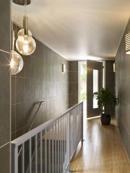 楼上的走廊有精致的圆球照明，一个不锈钢栏杆，还有一个通往外面的门口。