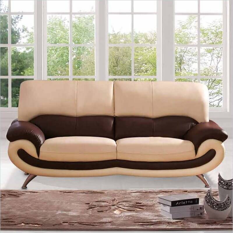 这是一个真正的现代设计沙发，混合了米色和棕色的皮革层，独特的框架，弯曲到扶手下面的毛绒靠背。