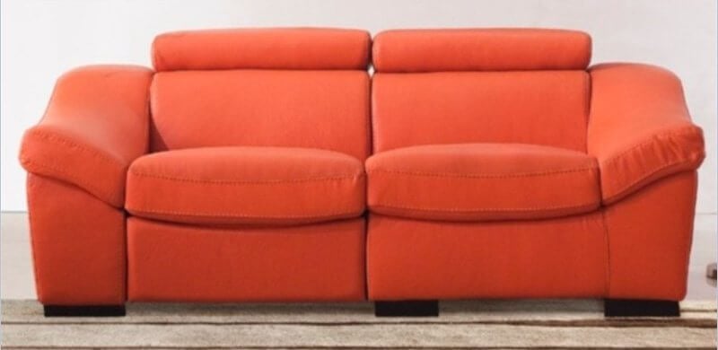 这款现代沙发的设计特点是宽而倾斜的扶手，上面有额外的缓冲垫，可以支撑头部和颈部。明亮的橙色是一个声明，而厚缓冲确保舒适。