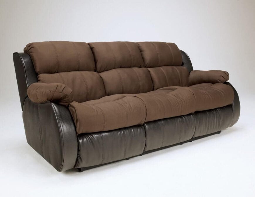 我们的下一款沙发混合了皮革和织物内饰，所有接触表面都是柔软的摩卡棕色织物，覆盖在皮革框架上。圆形的形状和厚缓冲使极好的舒适性。