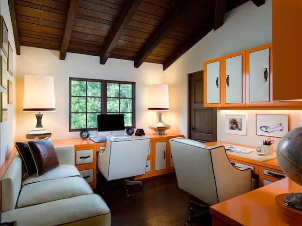 一些现代元素渗入了这个双层办公室的主住宅。定制的橙色橱柜和桌面为原本奶油色的家具增添了令人惊叹的明亮色彩。办公区域被分成两个工作区:一个有电脑，另一个更多的是工艺区。