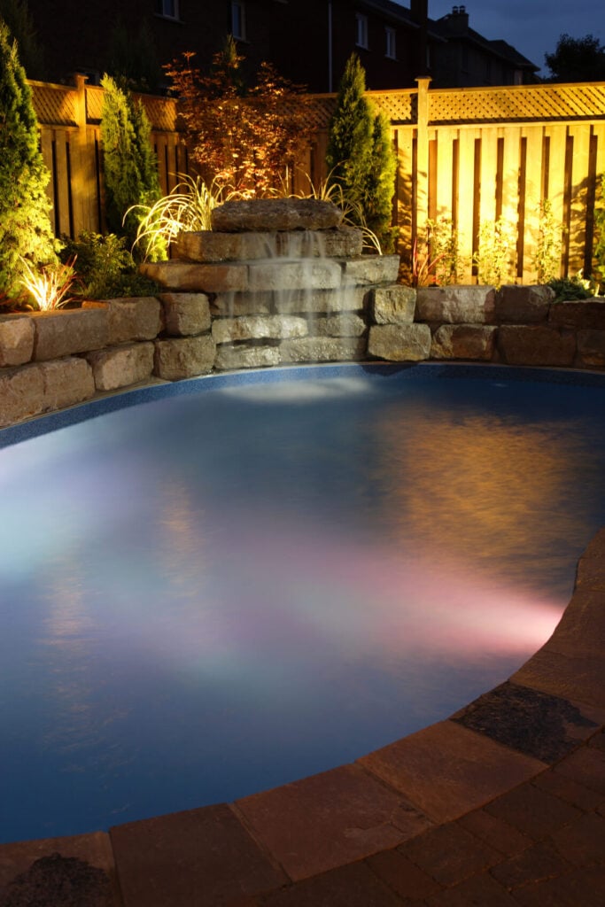 一个简单的石头瀑布功能，为游泳池照明和水景后面的照明增加了氛围。