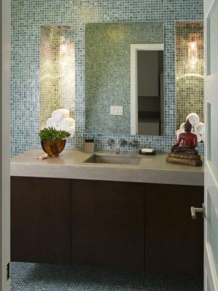 楼上的浴室完全铺着玻璃马赛克瓷砖，在镜子的两侧都有嵌入的架子，用来存放毛巾。