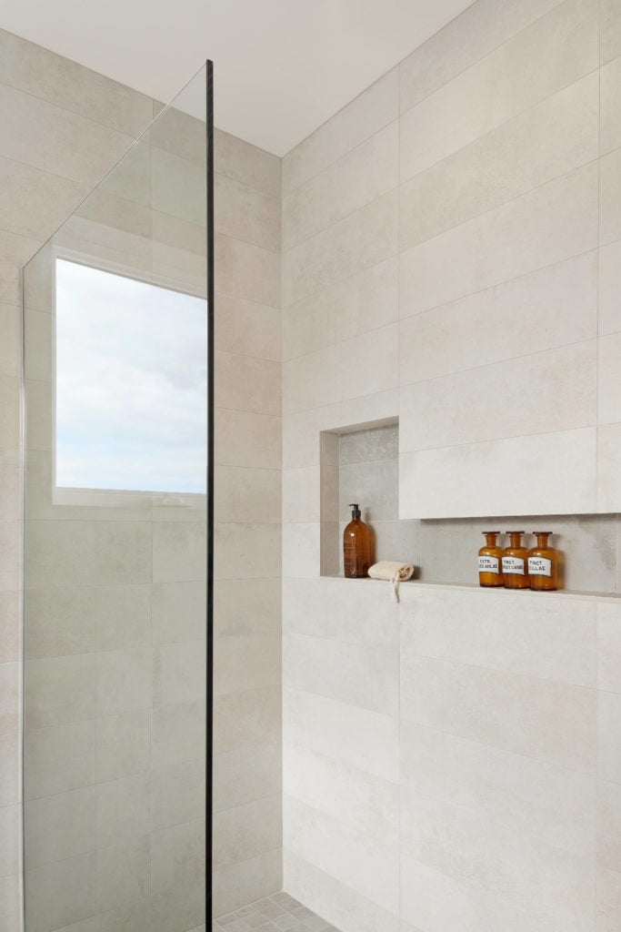 开放式设计，玻璃封闭式淋浴架设置在墙壁上。