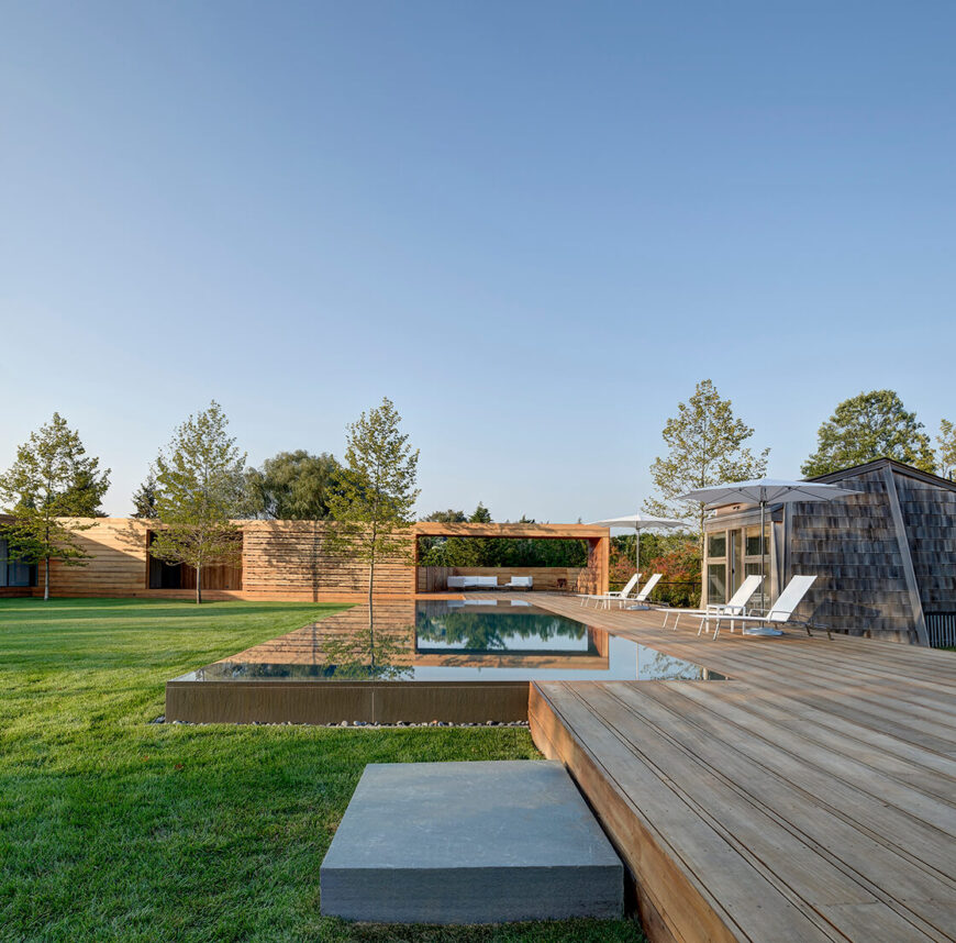 木板路结构环绕着中央无边泳池，泳池房屋盖勒结构如图所示。