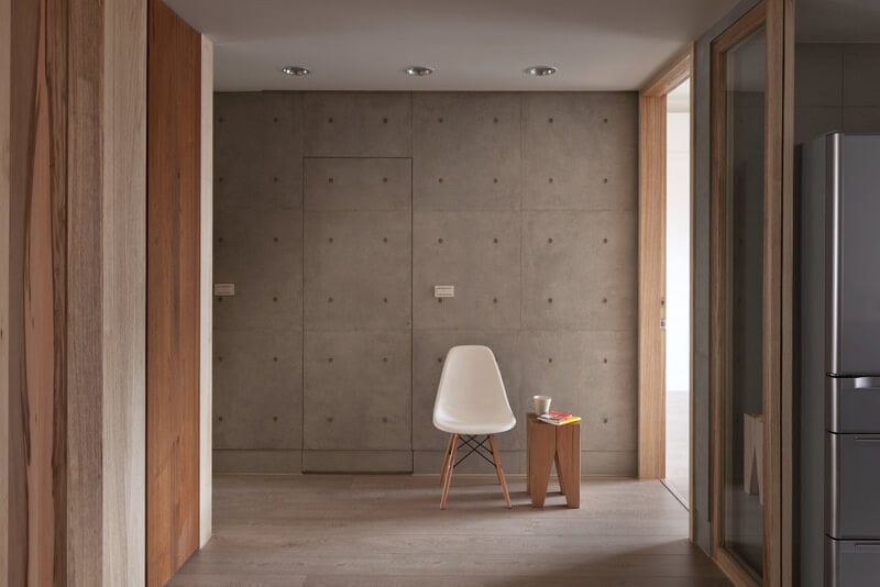 在开放的大厅空间中，混凝土墙暴露在外，形成独特的美学，与明亮的木质细节和白色天花板形成对比。