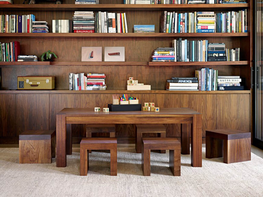 私人区域包含了这个华丽的天然木书架和与立方体座位配套的桌子，创造了一个独特的图书馆空间。