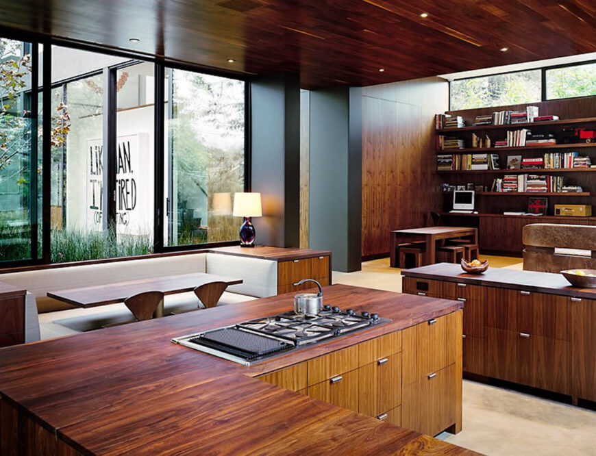 天然木板的外观延续了整个厨房空间，包括墙壁、早餐角和内置架子。
