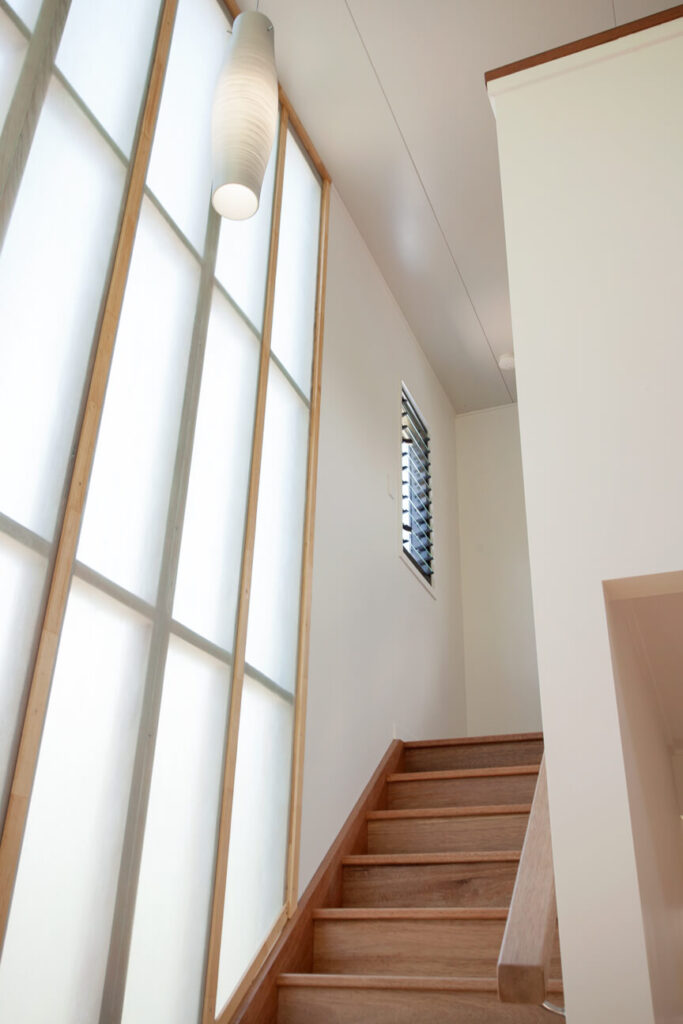 在这里，我们可以近距离地看到玻璃纤维外墙板在硬木楼梯上的发光效果。