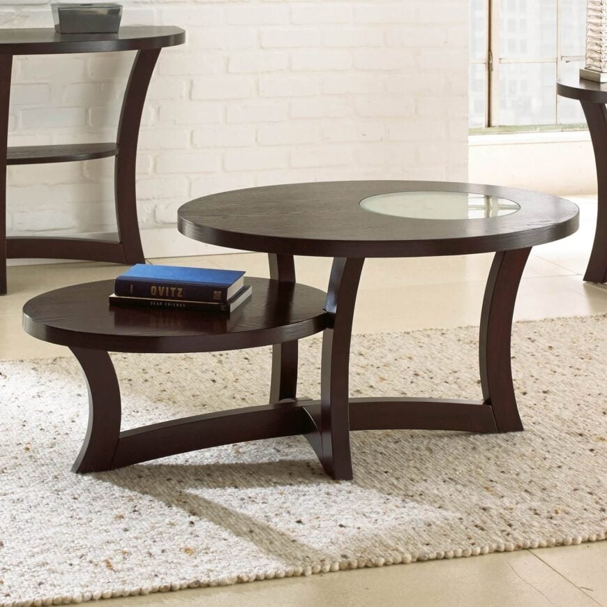 这款当代咖啡桌的特点是有趣的两层设计，一个较小的椭圆形表面交错在主表面旁边。独特的烟熏玻璃使这张桌子与众不同。