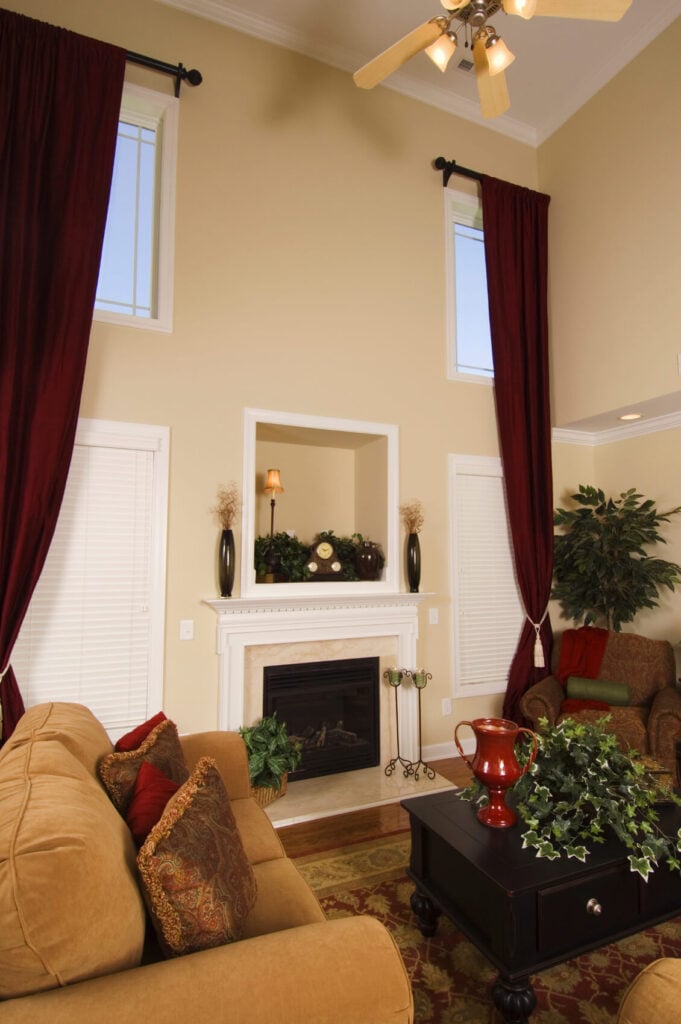 在一个两层楼高的大房间里，窗帘可以用来框定整面墙，上面有几层窗户。这些深红色被整个空间的小口音所取代。