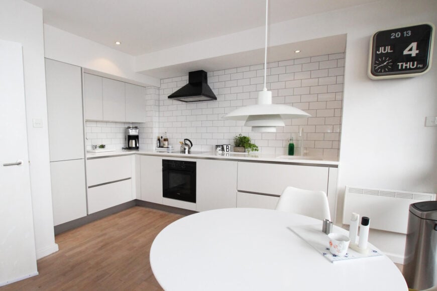 在这个大厨房里，我们可以看到丰富的硬木地板上白色纹理的广阔空间。
