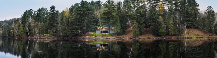 我们给你留下了一个全景的家和周围的财产，看着湖。
